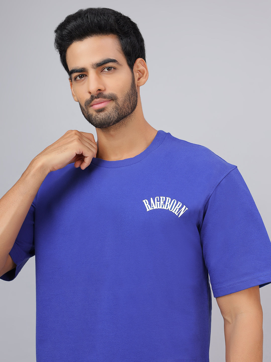 Man wearing a blue t-shirt with 'Bagerborn' text on a gray background